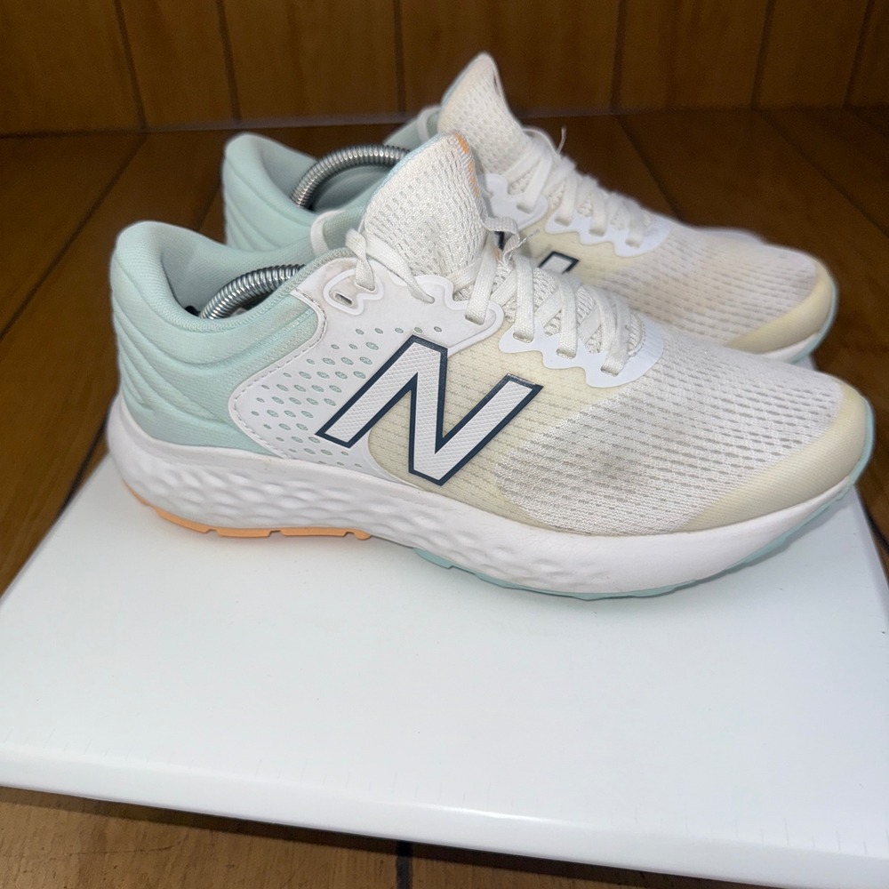 New Balance 520v7 Womens Running Shoes White Blue Peach Size 8.5